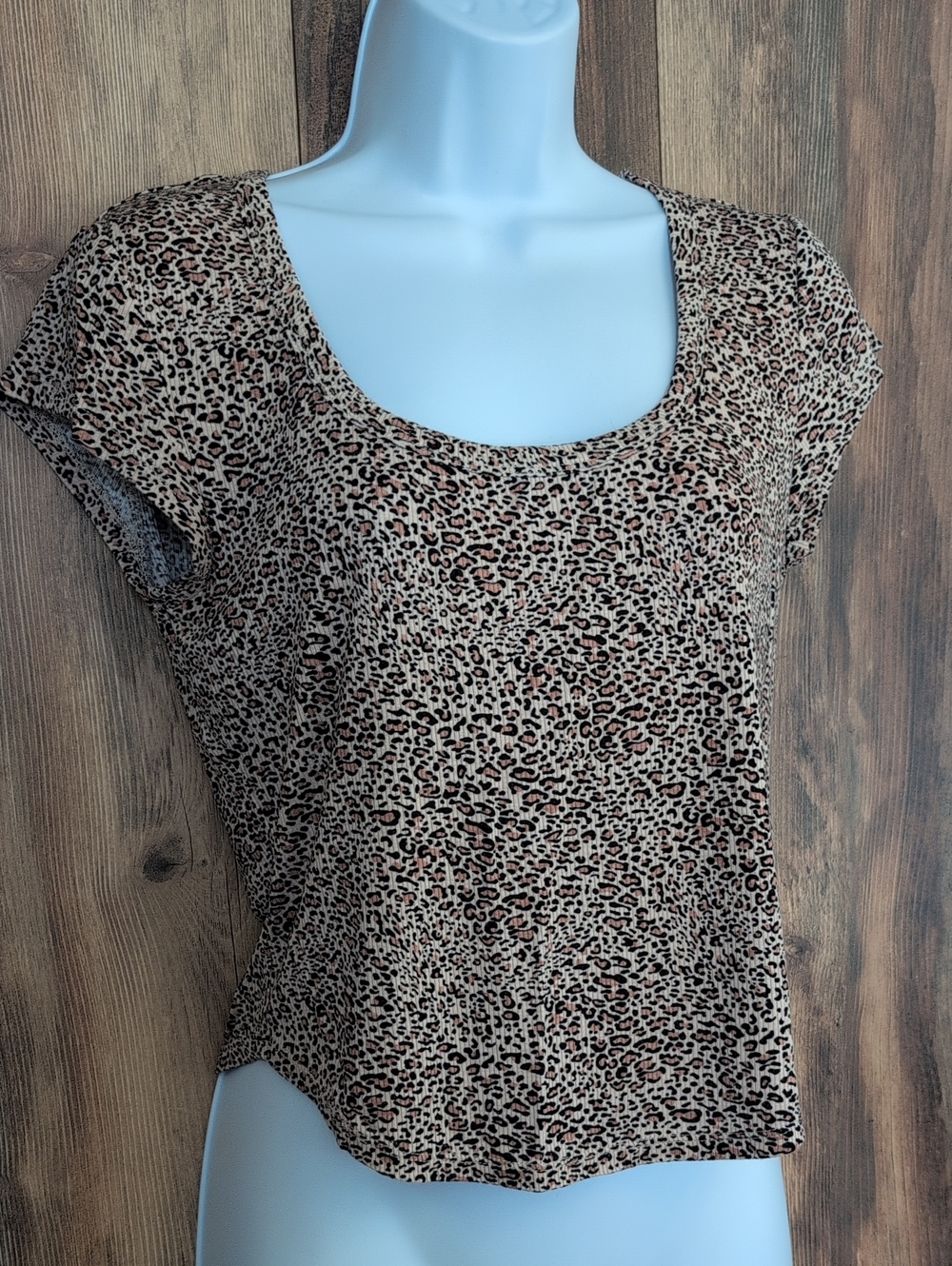 No Boundaries Leopard Scoop Neck Fitted Short Sleeve Top L         T270